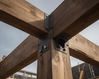 Holzbaukonstruktion mit massiven Trägern und sichtbar verschraubten Verbindungspunkten